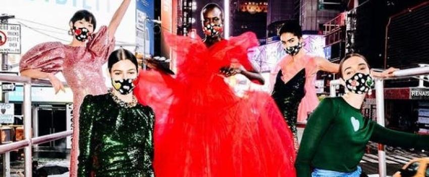 Sobre un bús por Manhattan: Carolina Herrera sorprende con espectacular lanzamiento de colección