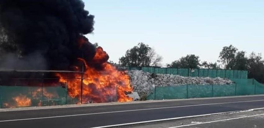 Reportan incendio en conocida animita de peluches de Autopista del Sol