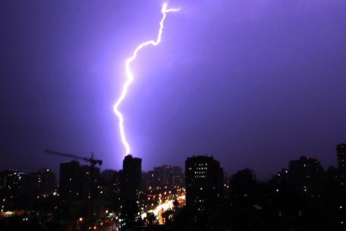 Emiten aviso meteorológica por tormentas eléctricas entre las regiones de Atacama y Metropolitana