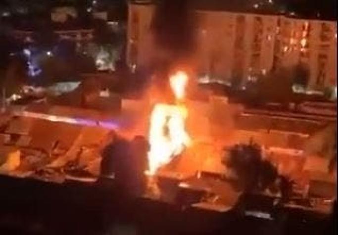 [VIDEOS] Incendio en Independencia afecta a tres casas y deja un bombero lesionado