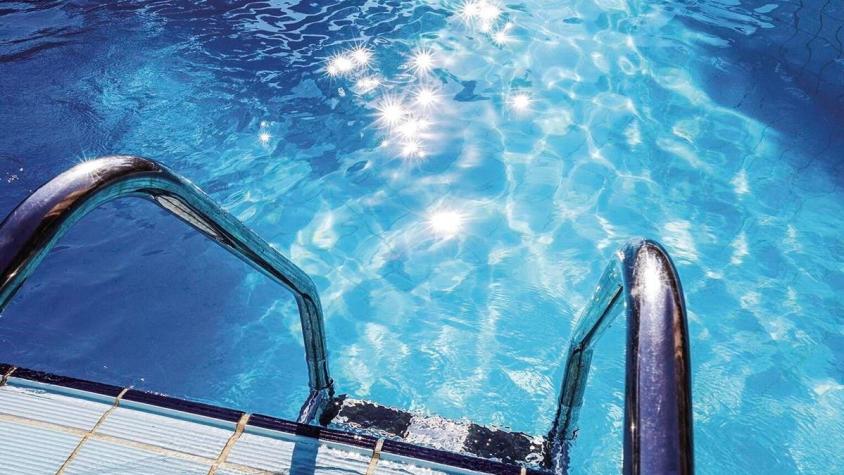 Niño que quedó atrapado en filtro de piscina del Club Palestino fue dado de alta
