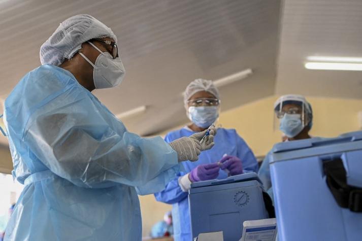 La OMS asegura que "no es realista" creer que el mundo vencerá el coronavirus este año