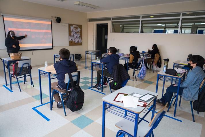 Dos colegios de la RM en cuarentena preventiva tras presentar casos de COVID en primer día de clases
