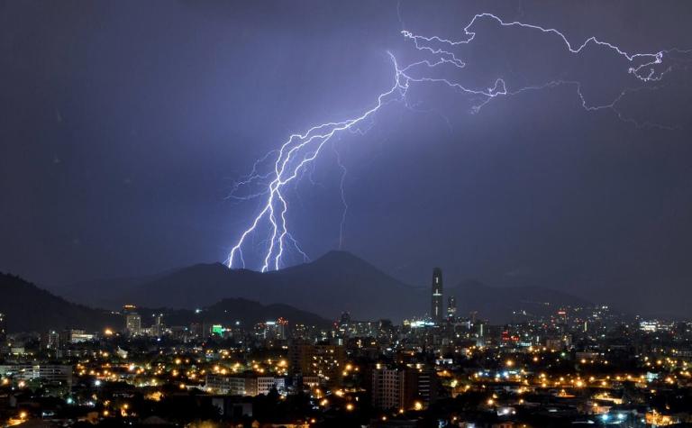 Emiten aviso meteorológico por probables tormentas eléctricas en 8 regiones del país