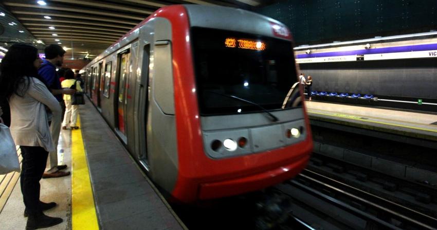 Metro suspende parcialmente servicio en Línea 4 por una persona en las vías