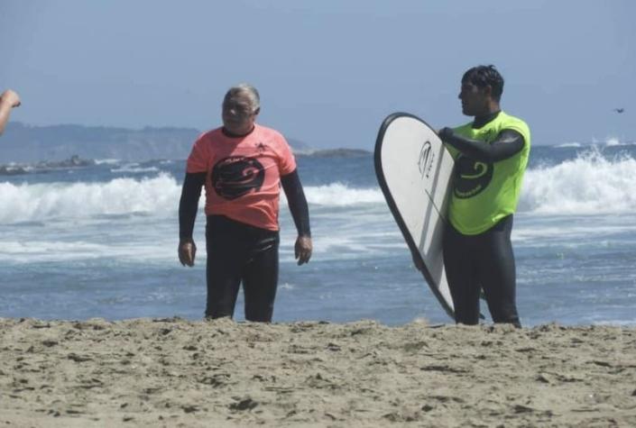 "Nunca es tarde para aprender": Carlos Caszely capea olas junto a destacado surfista nacional