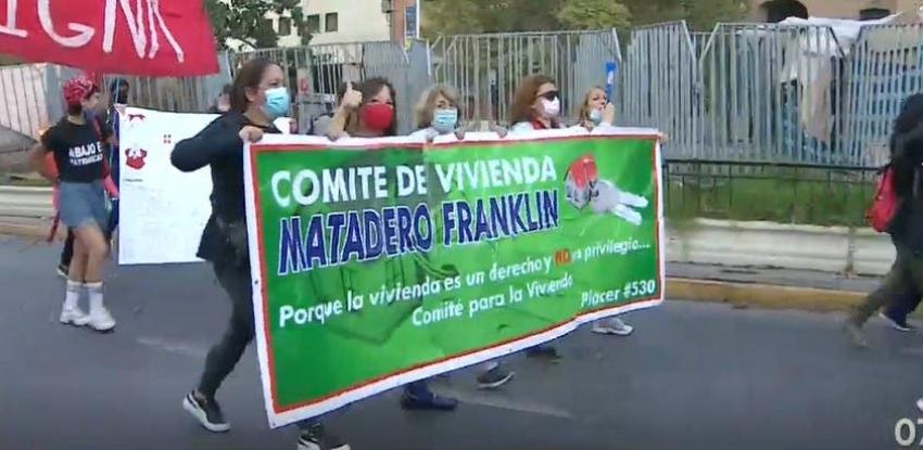 "Viviendazo": Manifestantes interrumpieron tránsito en la Alameda