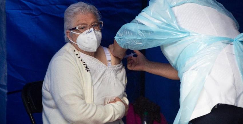Chile inicia entrega de segundas dosis de la vacuna a un año del primer caso de COVID-19