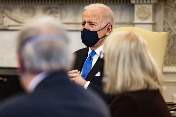 Biden califica de "pensamiento neandertal" dejar de usar mascarillas contra el coronavirus