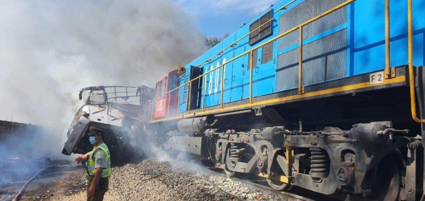 Al menos dos muertos deja choque de tren con un bus en cruce ferroviario de la comuna de Cabrero