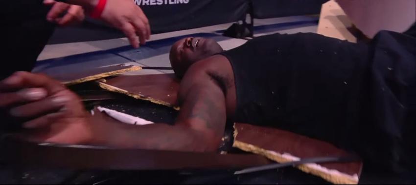 Mira a Shaquille O'Neal atravesando una mesa en su primera lucha en AEW