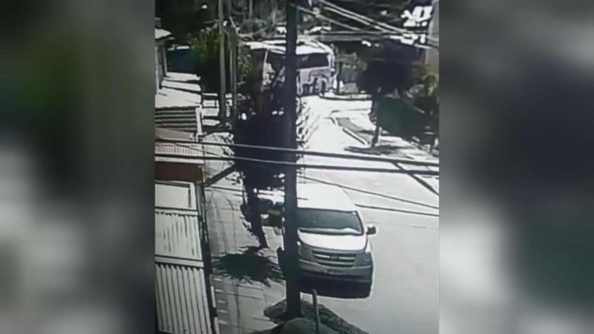 Video muestra momento exacto del choque entre un tren y un bus en la comuna de Cabrero