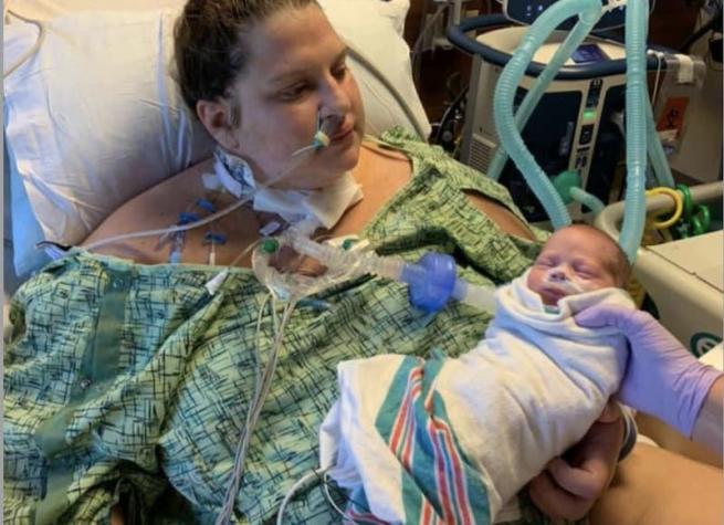 Mujer que estuvo en coma por COVID-19 despierta con un bebé de un mes: "Es un milagro"