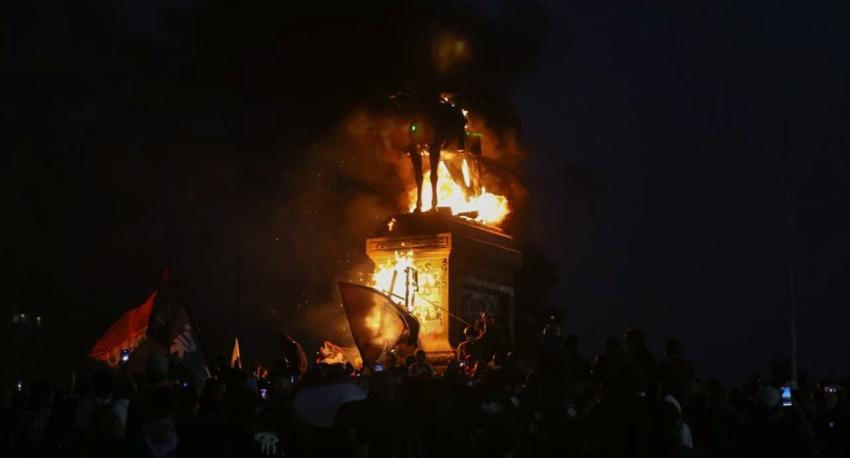 Manifestantes prenden fuego a monumento del general Baquedano en Plaza Italia