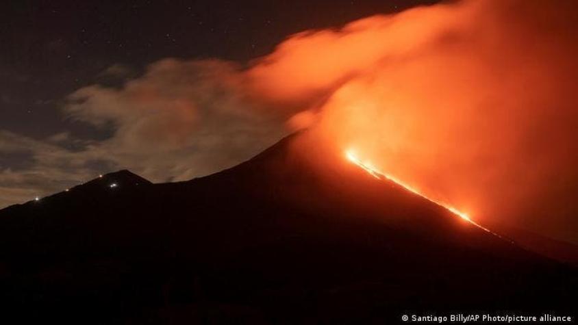Volcán Pacaya de Guatemala mantiene fuertes explosiones y flujos de lava