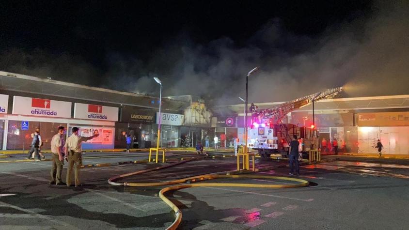 Tres locales comerciales resultan incendiados en un Strip Center de Huechuraba