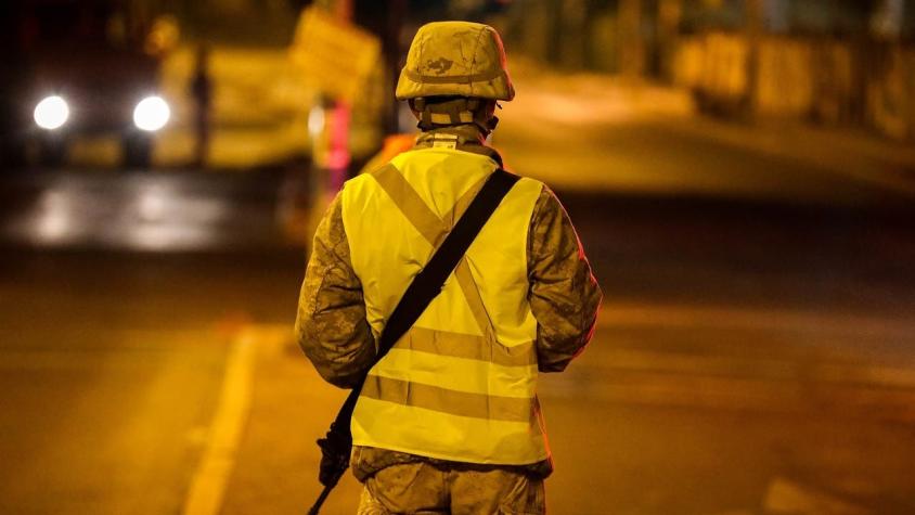 Taxi atropelló a dos militares por evadir fiscalización por toque de queda en Puente Alto