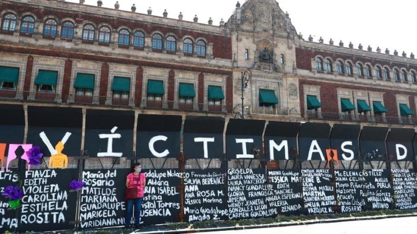 México instaló muro por 8 de marzo y se llenó de nombres de víctimas de femicidios