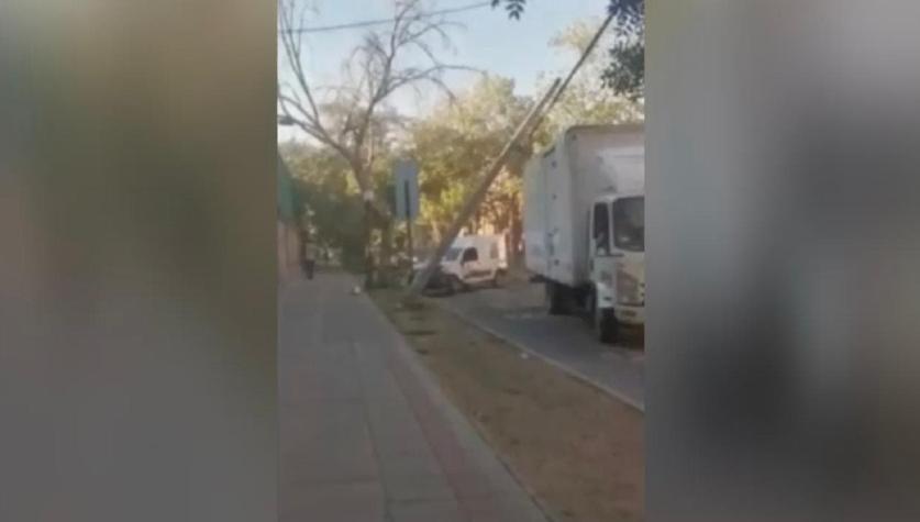 Conductor de camión chocó auto y destruyó poste en Providencia