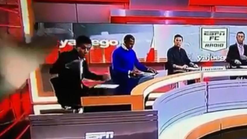 [VIDEO] Periodista de ESPN Colombia fue aplastado por pantalla gigante durante programa en vivo