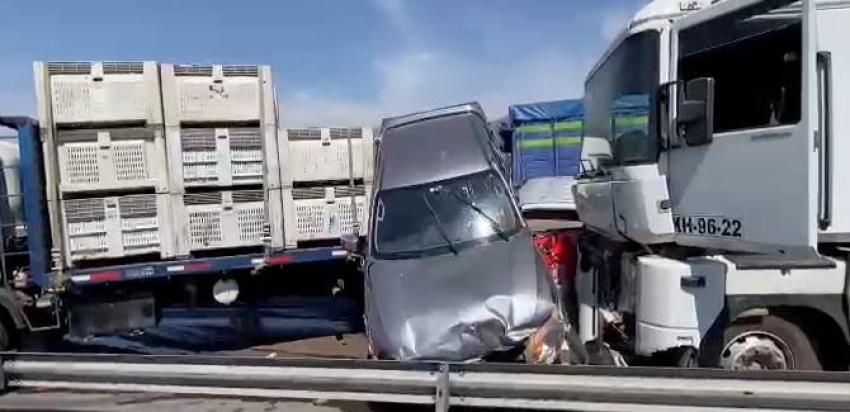 Colisión múltiple deja a seis vehículos dañados en la Autopista del Maipo