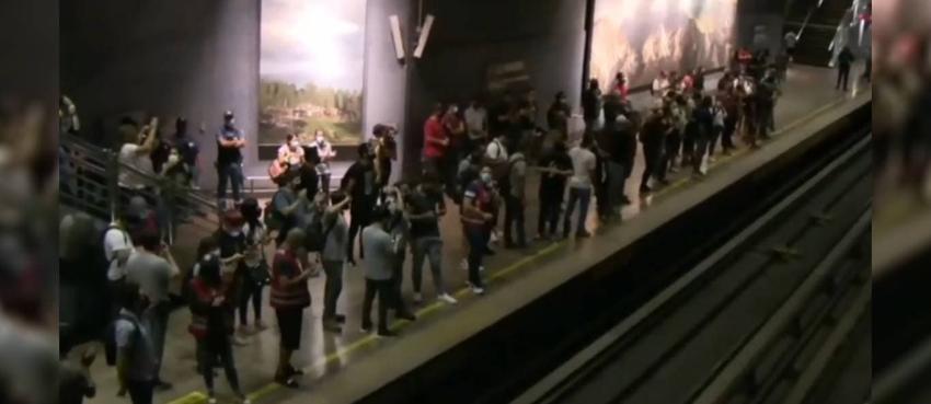 Trabajadores de Metro en paro protestaron en estación La Moneda