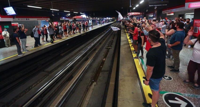 Línea 1 restablece servicio tras paro de trabajadores de Metro: estación La Moneda sigue cerrada