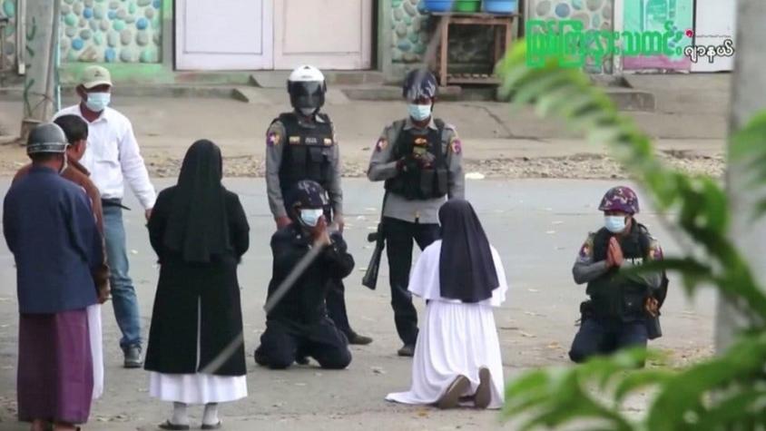 Myanmar: la impactante historia detrás de la foto de la monja arrodillada frente a policías