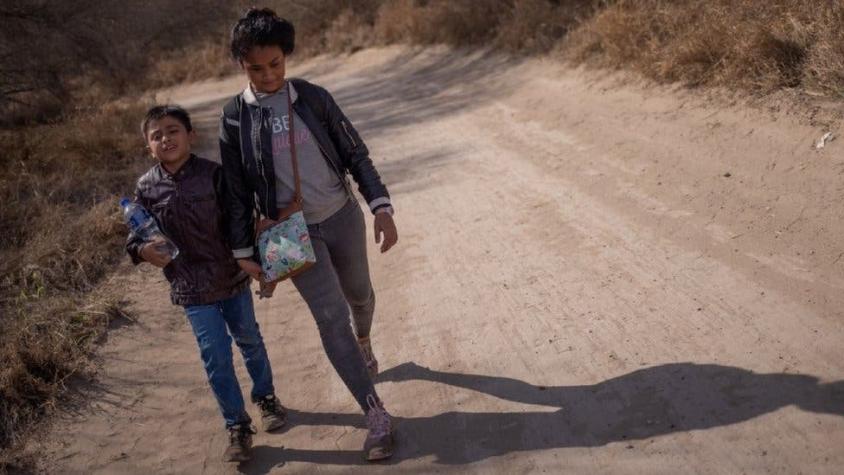 Qué hace EEUU con el "abrumador" número de niños que están cruzando solos la frontera