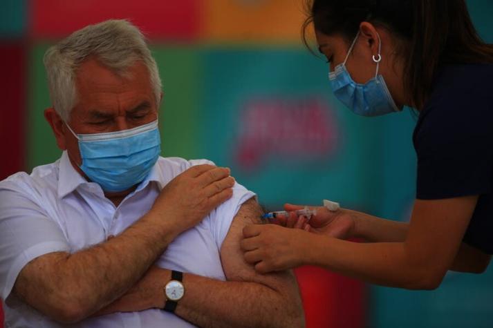 Ministro Paris recibe la segunda dosis de la vacuna contra el COVID-19