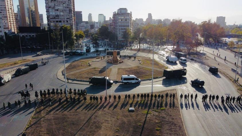 Gran contingente de policial resguarda Plaza Baquedano tras retiro de monumento: hay 78 detenidos
