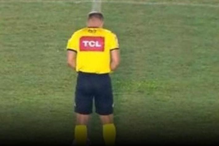 [VIDEO] Árbitro orina en medio de la cancha antes de un partido en Brasil