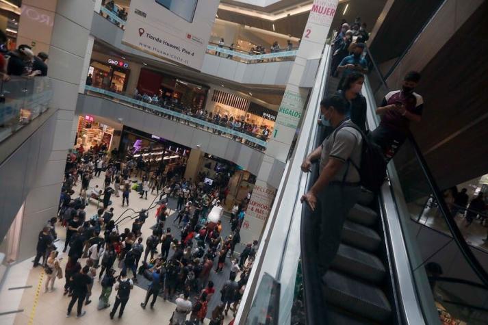Protesta en Costanera Center por cierre de gimnasios: personas se ejercitaron en el centro comercial