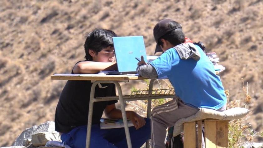 [VIDEO] Valle del Elqui: Hermanos suben al cerro para buscar señal y conectarse a sus clases online