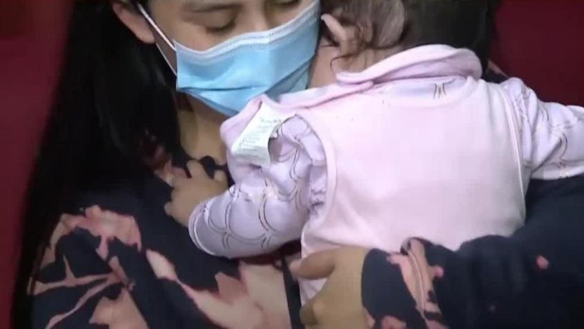 Madre de guagua de seis meses vacunada por error contra el COVID-19: "Tenían todo muy desordenado"
