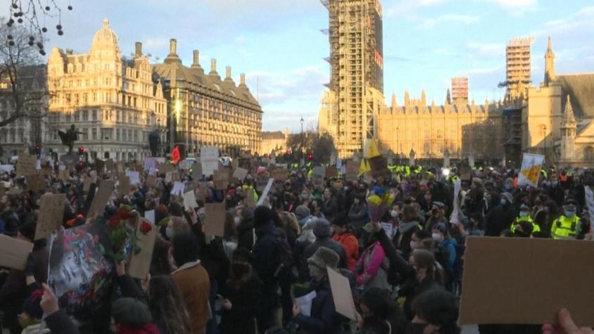 [VIDEO] Indignación por crimen de mujer complica a Londres: Cuestionan al gobierno y la policía