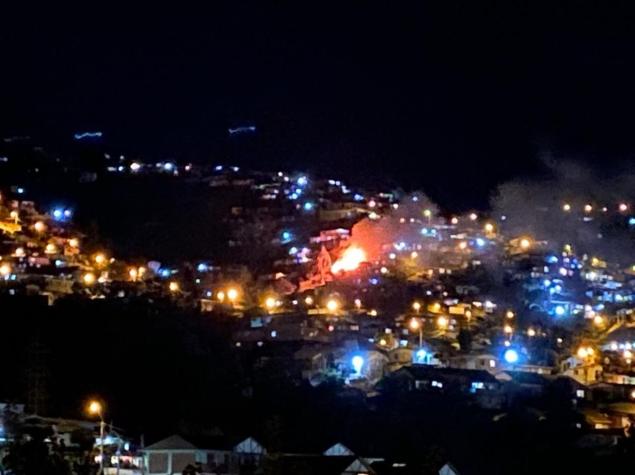 Bomberos controla incendio en Cerro Yungay de Valparaíso: Al menos una vivienda afectada
