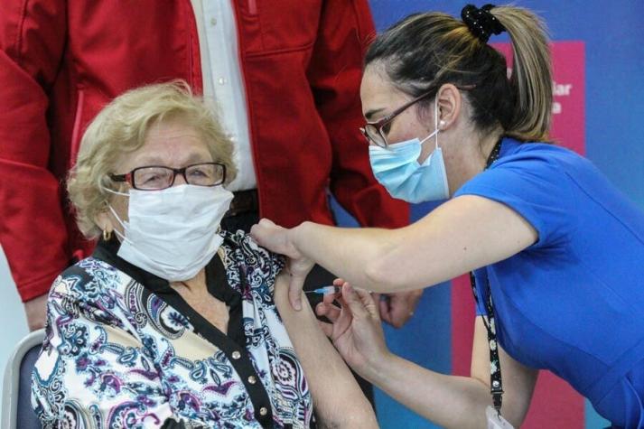 Estudio de vacuna Sinovac en Chile: Anticuerpos aumentan dos semanas después de segunda dosis
