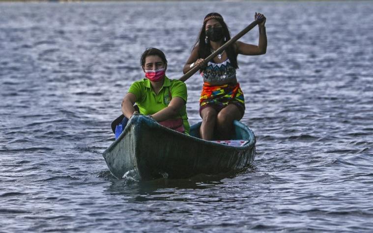 Profesora deja mundo "virtual" y lleva clases en canoa a niños indígenas de Panamá