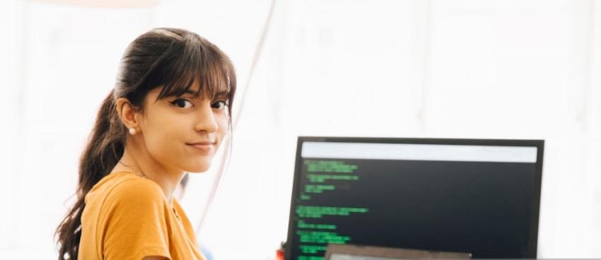 Startup enfocada en mujeres y tecnología invita a postular a talleres intensivos para programadoras