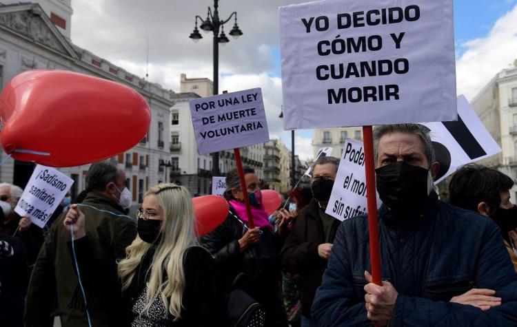 España legaliza eutanasia y suicido asistido