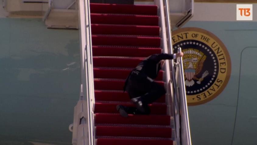 [VIDEO] Biden sufre una serie de tropiezos abordando avión presidencial