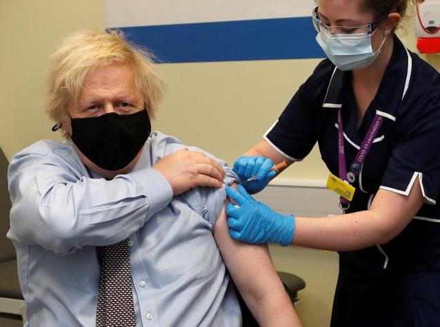 Boris Johnson recibió primera dosis de vacuna anticovid de AstraZeneca