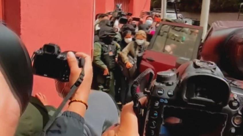 [VIDEO] Ordenan trasladar a Jeanine Áñez de la cárcel a la clínica en medio de protestas en su favor