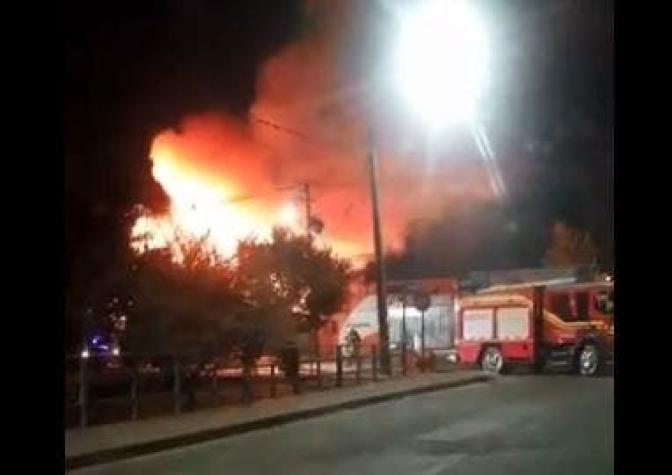 [VIDEO] Incendio afecta una bodega de papeles y aluminios en Chillán