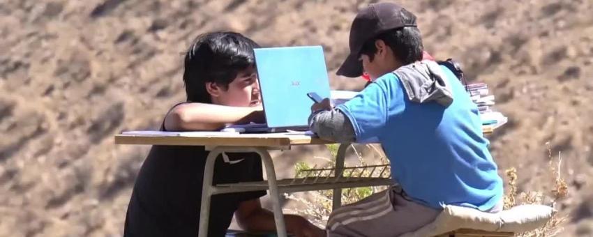 [VIDEO] Niños que debían subir cerro para contactarse a clases reciben emocionante solución