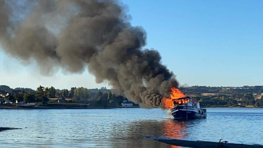 Incendio consume embarcación mientras cruzaba el canal Dalcahue