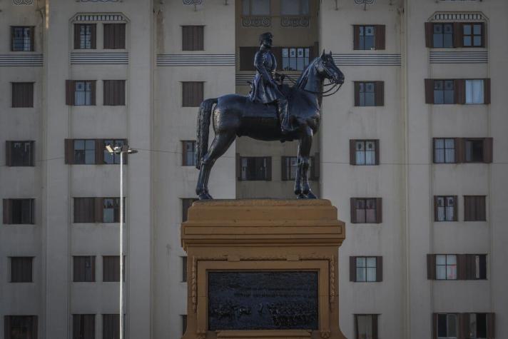 CADEM: 51% de encuestados cree que estatua del General Baquedano no debe volver a ubicación original