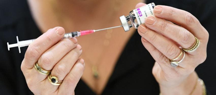 AstraZeneca dice que su vacuna es 79% efectiva y no conlleva riesgo de coágulos tras ensayos en EEUU