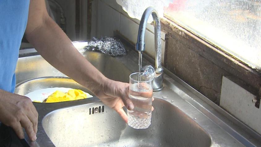 [VIDEO] 300 mil chilenos no tienen acceso a agua potable: ¿Cómo solucionan la escasez hídrica?